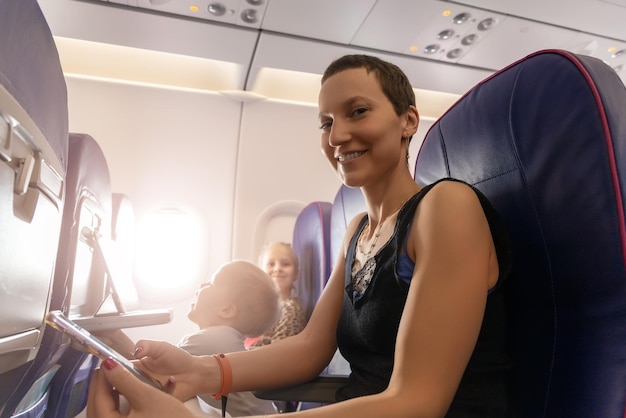 Retrato de mãe sorridente sentada em um avião