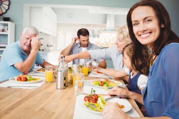 Foto retrato de mãe sorridente, sentado na mesa de jantar