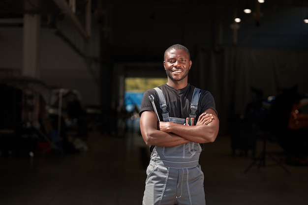 Foto retrato de mecânico de automóveis em uniforme posando depois do trabalho