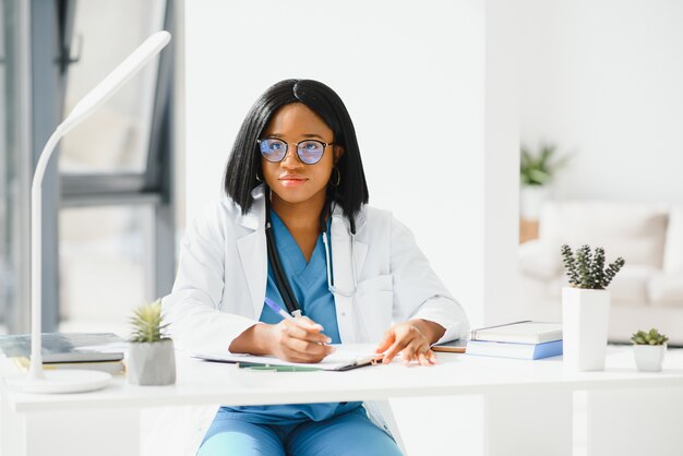 Retrato de médica africana no local de trabalho