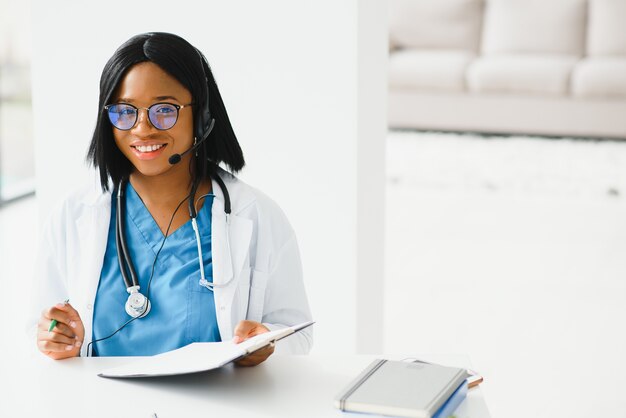Retrato de médica africana no local de trabalho