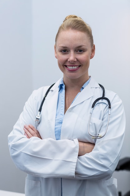 Retrato de médica em pé na clínica