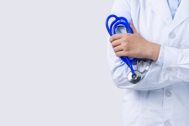 Retrato de médica segurando um estetoscópio