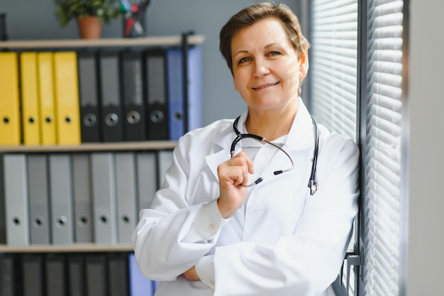 Retrato de médica sênior em seu escritório