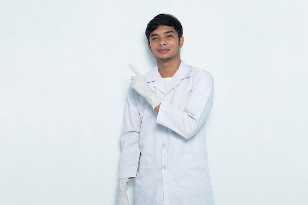 retrato de médico asiático apontando com os dedos para diferentes direções, isoladas no branco