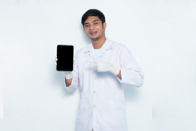 Retrato de médico asiático demonstrando celular isolado no fundo branco