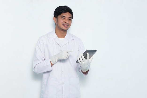 Retrato de médico asiático usando telefone celular isolado no fundo branco
