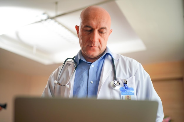 Retrato de médico e paciente no hospital