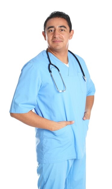 Retrato de médico hispânico masculino isolado em equipe médica branca
