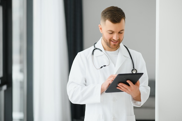 Retrato de médico masculino bonito no escritório