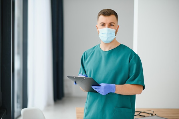 Retrato de médico masculino jovem e confiante. Conceito de carreira de médico bem sucedido.