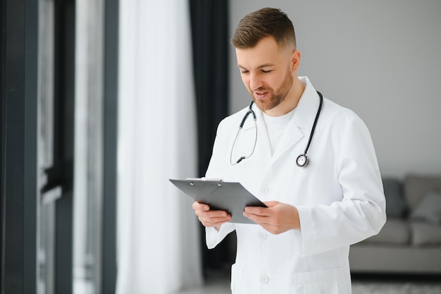 Retrato de médico masculino jovem e confiante Conceito de carreira de médico bem sucedido