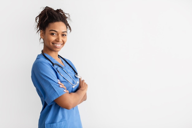 Retrato de médico negro olhando para a câmera com os braços cruzados