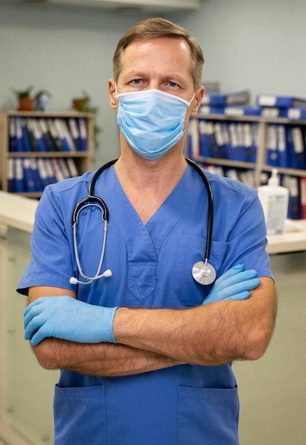 Retrato de médico no hospital