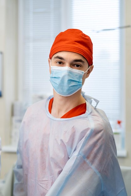 Retrato de médico profissional bonito Trabalhador de hospital adulto em uniforme branco