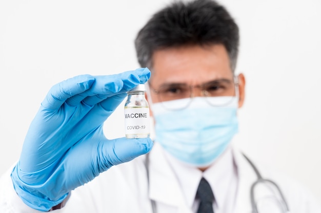 Retrato de médico segurando um frasco de vacina com superfície isolada