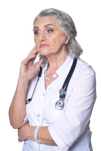 Retrato de médico sênior feminino em fundo branco