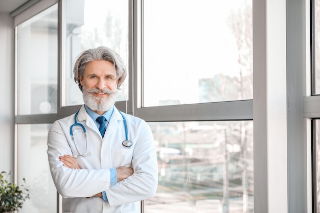 Retrato de médico sênior na clínica