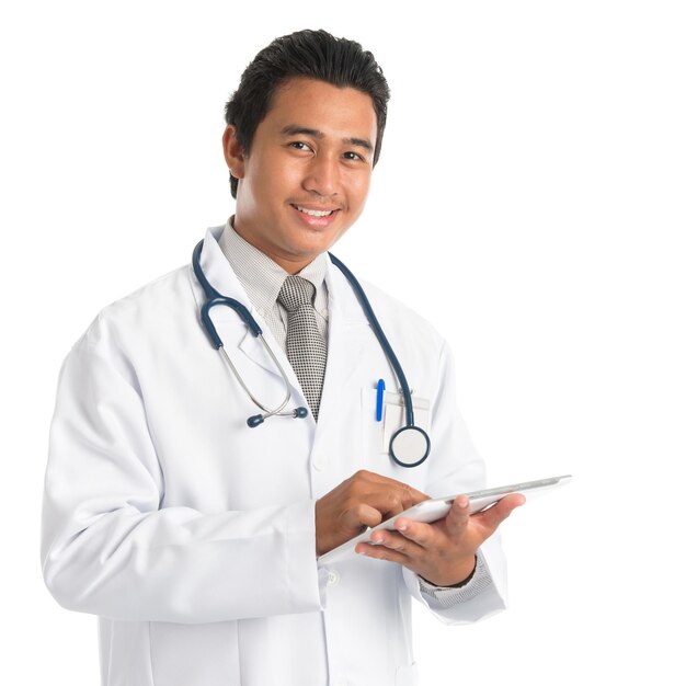 Retrato de médico sorridente usando tablet digital contra fundo branco