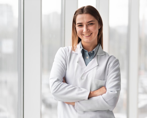 Retrato de médico sorrindo na clínica