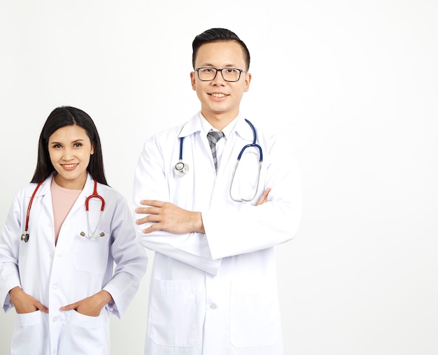 Retrato de médicos de pé contra a parede em um hospital