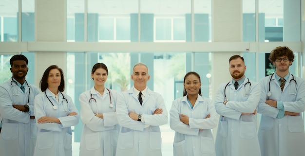 Foto retrato de médicos e estudantes de medicina com vários gestos para se preparar para o cuidado do paciente