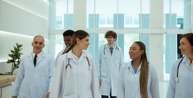 Retrato de médicos e estudantes de medicina com vários gestos para se preparar para o cuidado do paciente