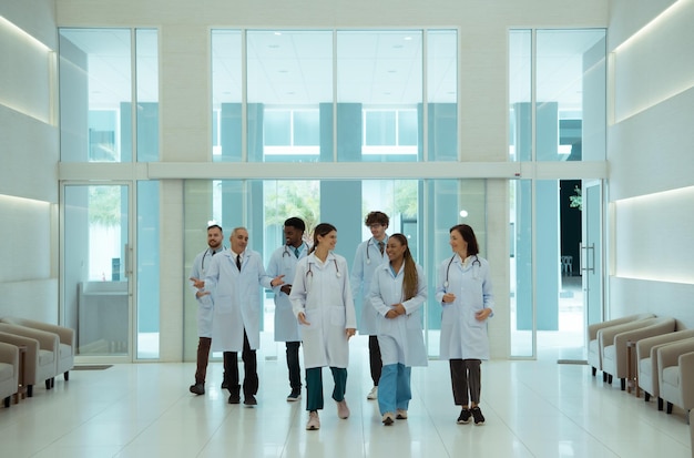 Retrato de médicos e estudantes de medicina com vários gestos para se preparar para o cuidado do paciente