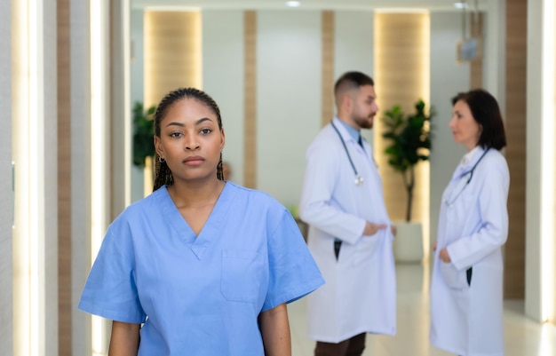 Retrato de médicos e estudantes de medicina com vários gestos para se preparar para o cuidado do paciente