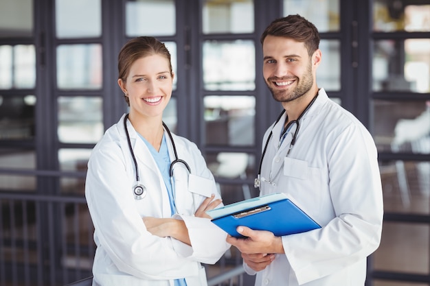 Retrato de médicos felizes com prancheta