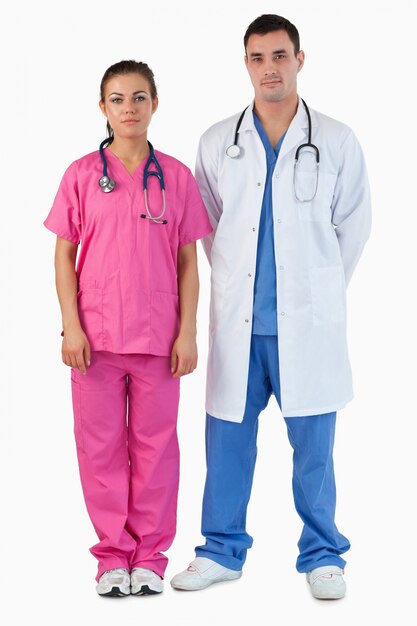Retrato de médicos sérios em pé