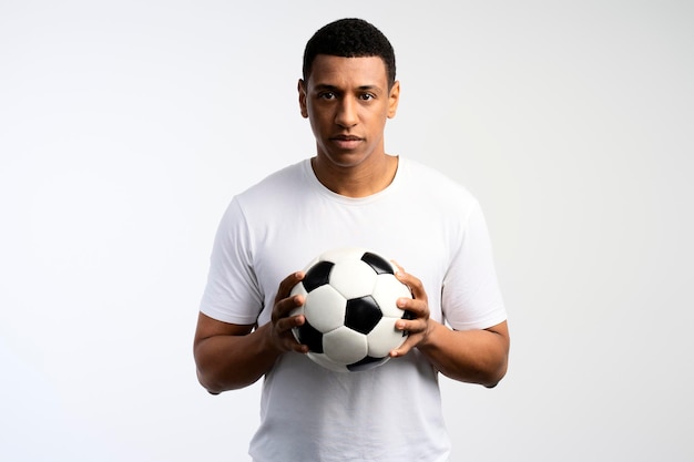 Retrato de meio corpo de jovem jogador de futebol profissional latino em pé