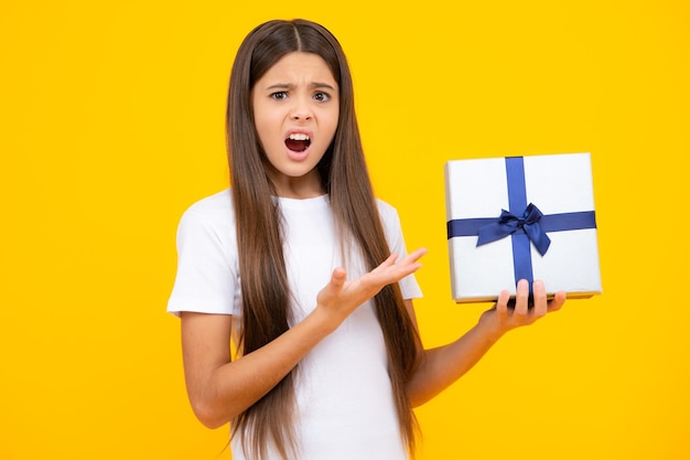 Retrato de menina adolescente 12 13 14 anos segurando a caixa de presente de Natal Adolescente dando presente de aniversário Rosto irritado chateado emoções da menina adolescente