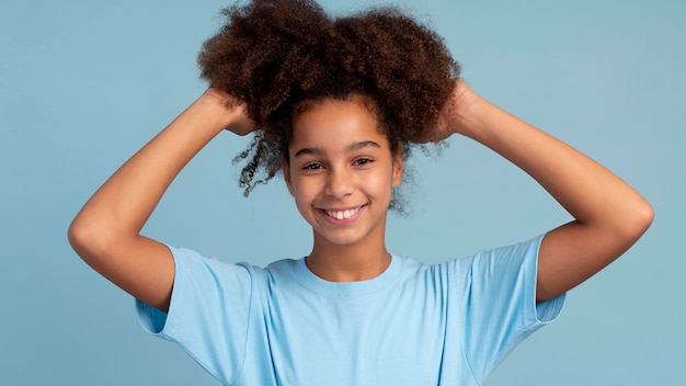 Foto retrato de menina adolescente com cabelo encaracolado