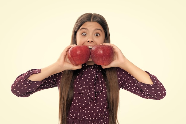 Retrato de menina adolescente confiante com maçã vai ter lanche saudável Dieta de nutrição de saúde e vitaminas para crianças Retrato de menina adolescente excitada emocionada espantada