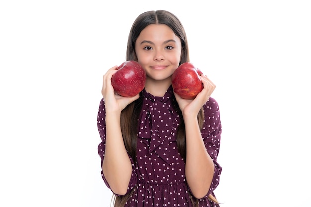 Retrato de menina adolescente confiante com maçã vai ter lanche saudável Dieta de nutrição de saúde e vitaminas para crianças Retrato de menina adolescente sorridente feliz isolado no branco