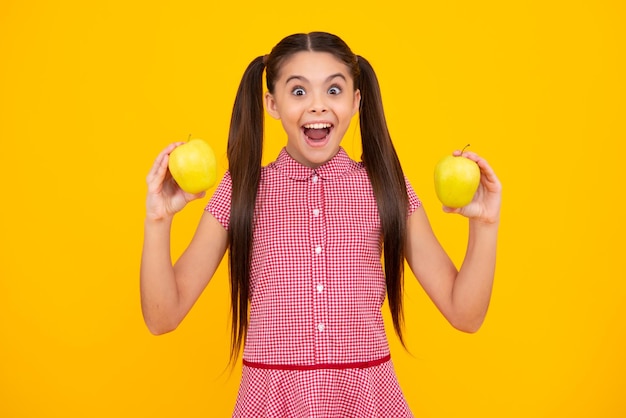 Retrato de menina adolescente confiante com maçã vai ter um lanche saudável Dieta de nutrição de saúde e vitaminas para crianças Adolescente feliz emoções positivas e sorridentes de menina adolescente