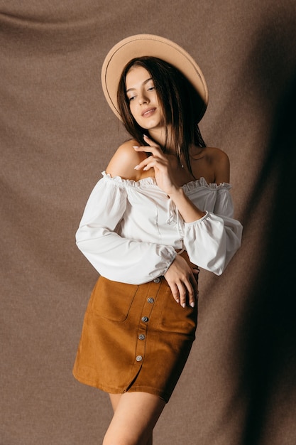 Retrato de menina adolescente feliz em fundo marrom isolado. Foto de alta qualidade