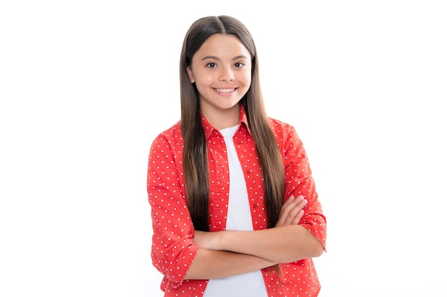 Retrato de menina adolescente sorridente feliz, tiro na cabeça de menina pré-adolescente bonito Retrato de criança em fundo branco isolado Belo rosto de adolescente