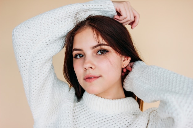 Retrato de menina adolescente sorridente linda com a pele limpa e cabelos longos escuros