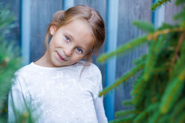 Retrato de menina adorável Divirta-se ao ar livre