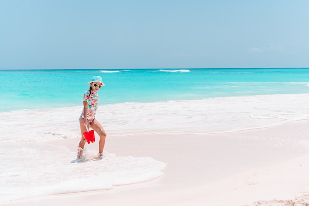 Retrato de menina adorável na praia durante as férias de verão