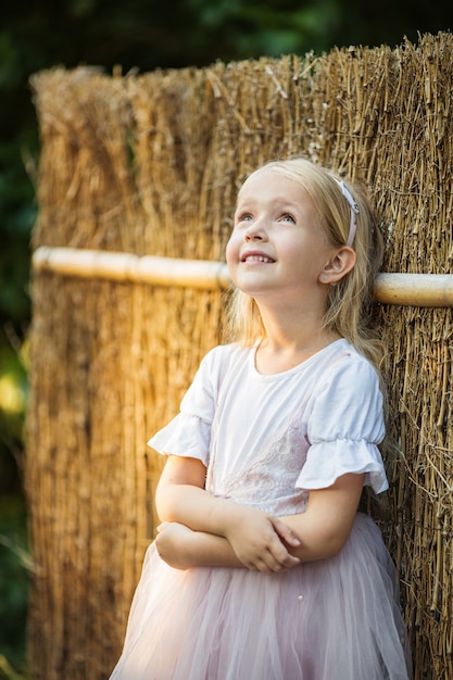 Retrato de menina adorável no parque