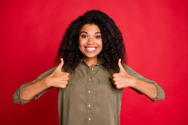 Foto retrato de menina alegre e bonita