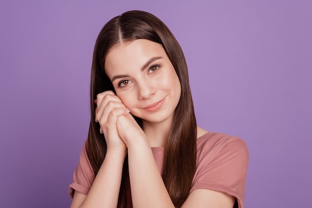 Retrato de menina alegre sentindo os punhos gratos isolados sobre o fundo violeta