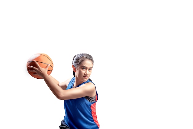 Retrato, de, menina asian, jogador basquetebol, defender, a, bola, de, oponente