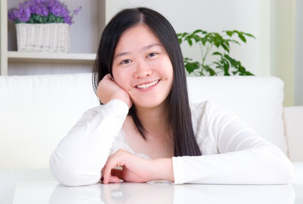 Retrato de menina asiática atraente sorrindo. Estilo de vida de vida jovem dentro de casa em casa.