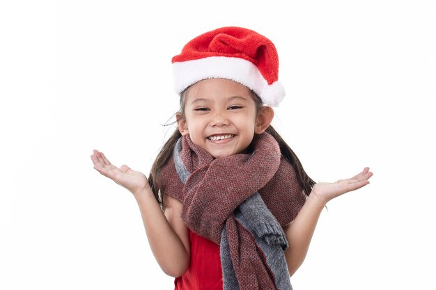Retrato de menina asiática com chapéu de Papai Noel