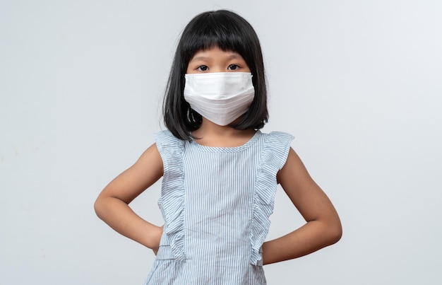 Retrato de menina asiática com máscara facial protetora pronta para novas restrições pandêmicas do ano escolar