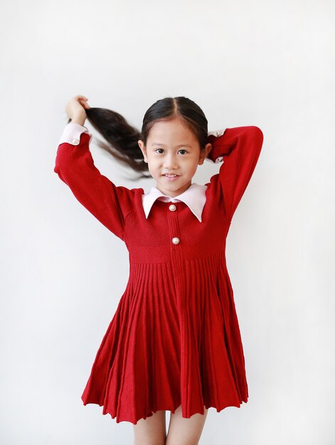 Retrato de menina asiática com um vestido vermelho